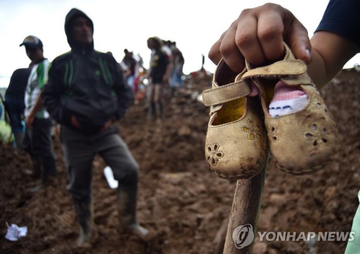 콜롬비아 남서부 산사태 사망자 30명으로 늘어…"아직 6명 실종"