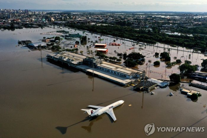 공항 활주로가 사라졌다…"브라질 홍수 피해액 1조3천억원"
