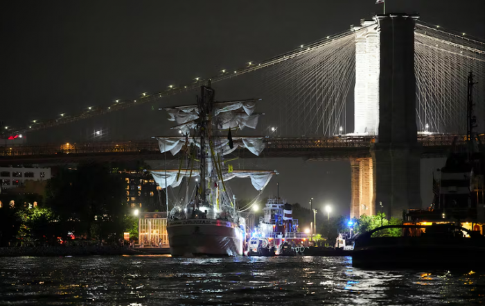 Las imágenes del choque del buque ‘Cuauhtémoc’ con…