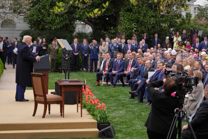 Trump impone un arancel universal del 10% y castig…