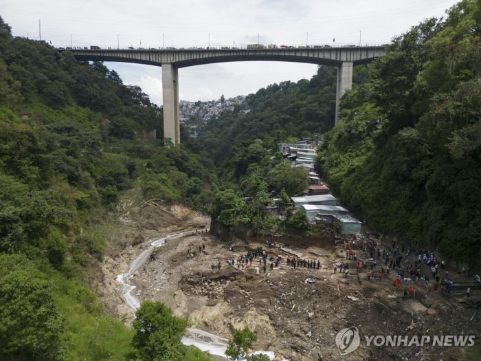 '폭우' 과테말라서 강물이 판자촌 휩쓸어…"최소 19명 사망실종"