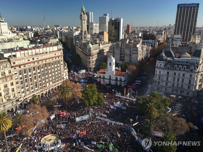 [르포] "정치적 판결"…아르헨서 '유죄' 前대통령 지지 대규모 시위
