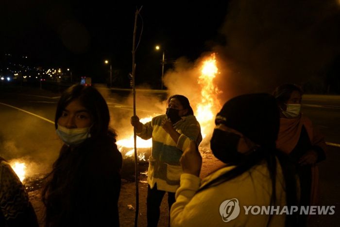 "기름값 내려라"…에콰도르 원주민들, 도로막고 방화 시위