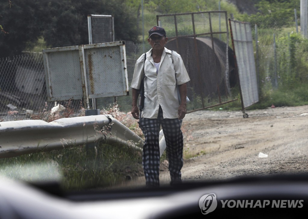 총 들고 아보카도 지키는 멕시코 농부…'녹색 황금'의 그늘