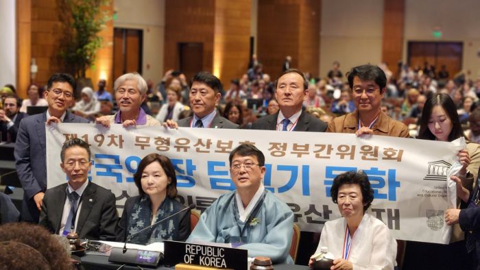전통장 유네스코등재 현장, 기순도 명인 370년 씨간장 들고 눈물