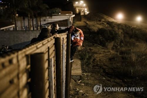 켈리 "트럼프, 단단한 콘크리트 장벽 개념은 포기했다"