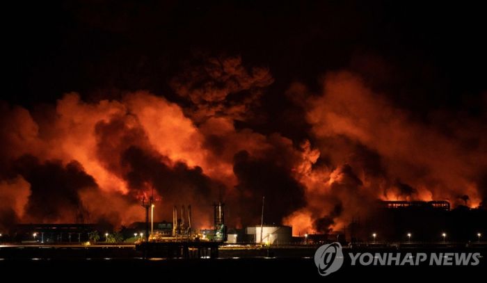 불길 안 잡히는 쿠바 연료탱크 화재…탱크 3개째 화염 휩싸여