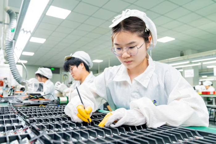 China expande su dominio de litio en Latinoamérica…