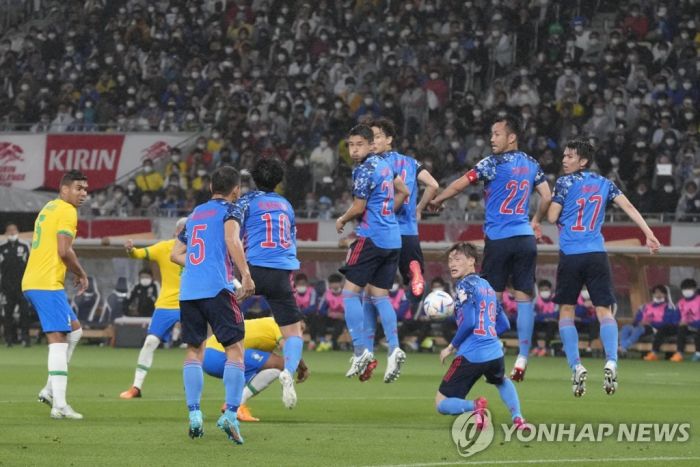 브라질 고전케 한 일본 축구의 전술 '두줄 수비+빌드업'