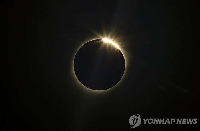 칠레ㆍ아르헨서 2분30초간 개기일식 장관…운집한 수만명 '탄성'