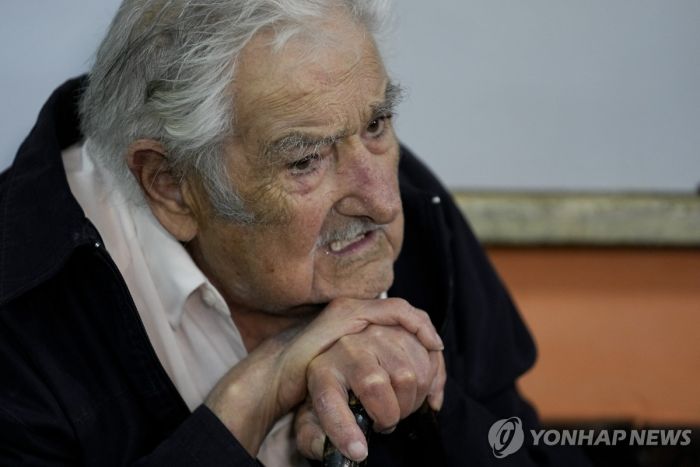 '청빈 대통령'의 상징 무히카 항암 포기…임종 준비에 위로 쇄도
