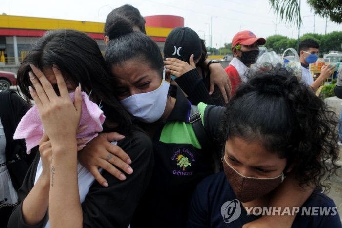 넉달만에 찾은 가족 시신…에콰도르 코로나19 희생자들 지각장례