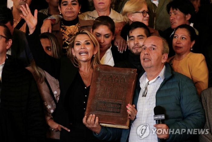 볼리비아 야당 의원, '임시 대통령' 선언…모랄레스 "쿠데타"(종합)