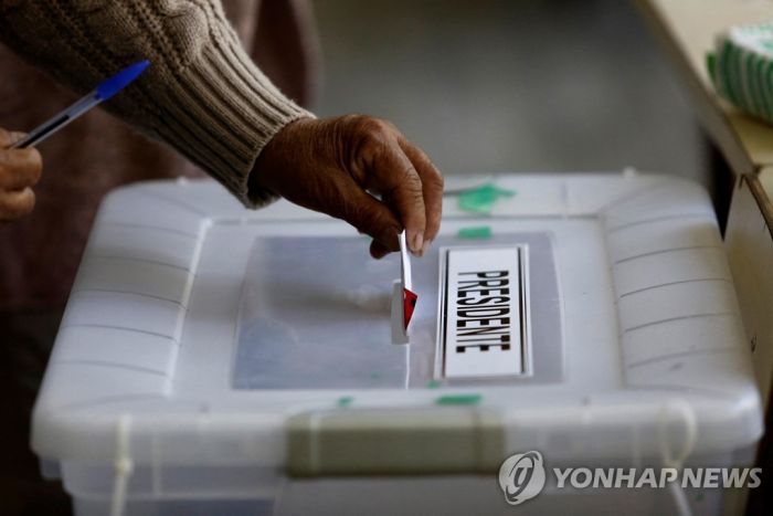 칠레 대선 결선투표 개시…좌우 '극과 극' 후보 맞대결