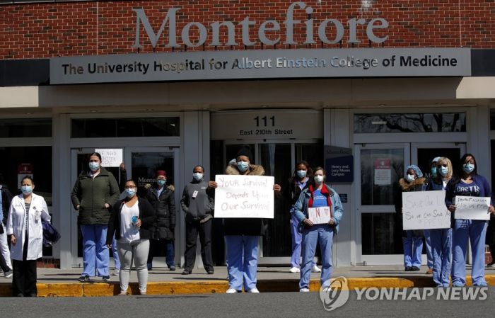 "코로나와 싸울 무기가 없다"…각국서 '의료장비 부족' 시위확산(종합)