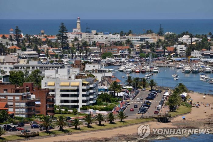 이웃 우루과이로 떠나는 아르헨티나인들…"세금·코로나 피해서"