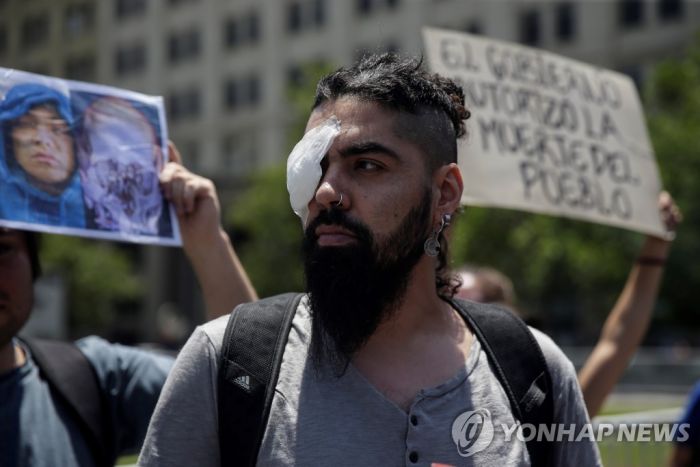 경찰 고무탄에 눈 다친 칠레 시위대, 대통령궁 앞에서 항의