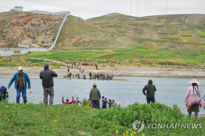 페루서 시위대와 충돌 피하려 강물 뛰어든 군인 5명 익사