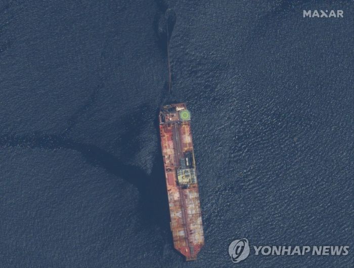 바다에 위태롭게 방치된 베네수엘라 유조선…"환경 재앙 우려"