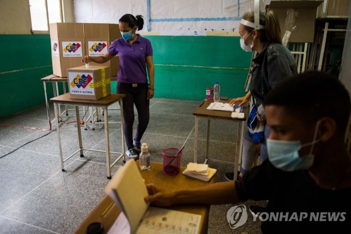 미·EU "베네수엘라 총선 결과 인정 안해"…러는 "투명한 선거"