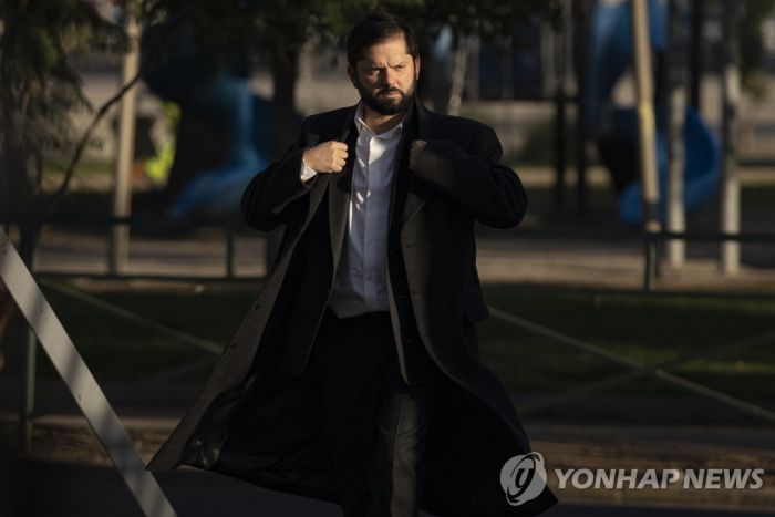 동심 발동한 칠레대통령, 고향서 미끄럼틀 타다 몸끼어 '망신살'