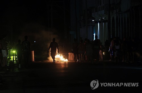 쿠바, 대정전 이틀 만에 전력망 복구…아바나에선 시위도