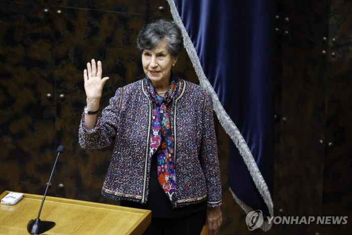 칠레, 前대통령 생가 매매로 '시끌'…장관 사임·의원 파면