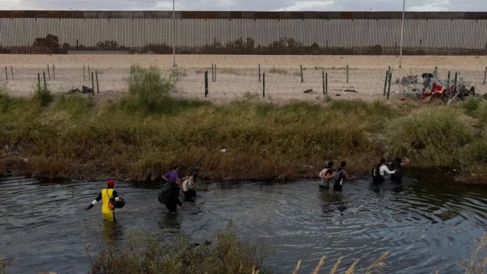 Number of Venezuelan migrants at US-Mexico border …