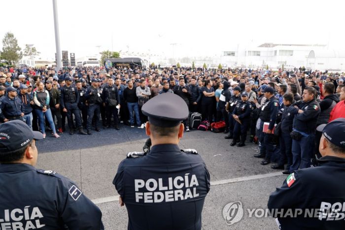 멕시코 연방경찰, 국가방위군에 강제 편입 반발…시위·도로봉쇄
