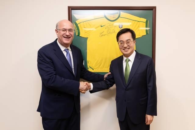 김동연, 미주개발은행 총재와 교류협력 논의로 방미 일정 시작 송고시간2024-10-16 0…