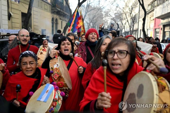 부패유죄 아르헨 前대통령, 교도소 대신 가택연금…지지자의 힘?