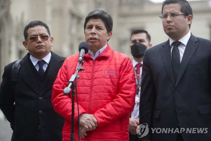 '부패 혐의' 페루 대통령 검찰 출석…영부인도 조사대상