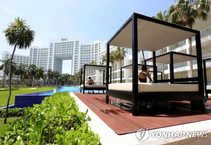 호텔은 30%만·해수욕은 혼자…조심스레 문여는 중남미 관광지