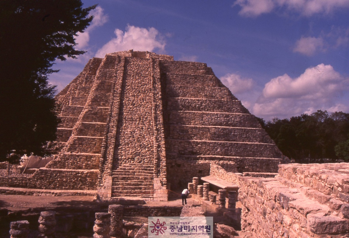 8-1_마야빤(Mayapan,_Yucatan)-발굴중.jpg